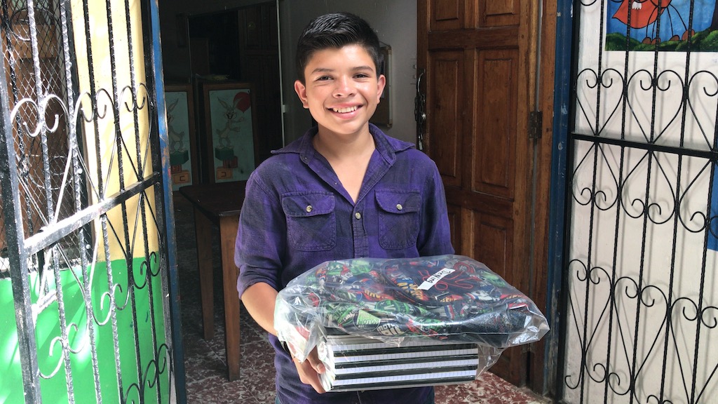 Niñez trabajadora de Matagalpa recibió paquetes y becas escolares, entregado por el Centro de promoción social las Hormiguitas, que trabaja por la educación y la erradicación del trabajo infantil.